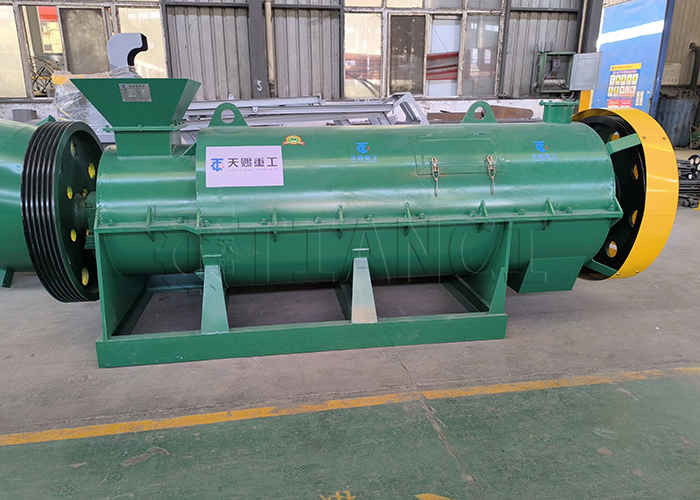 Granulatore per fertilizzanti nella granulazione di materiali organici come fieno, escrementi di cavallo, resti vegetali e acido fulvico