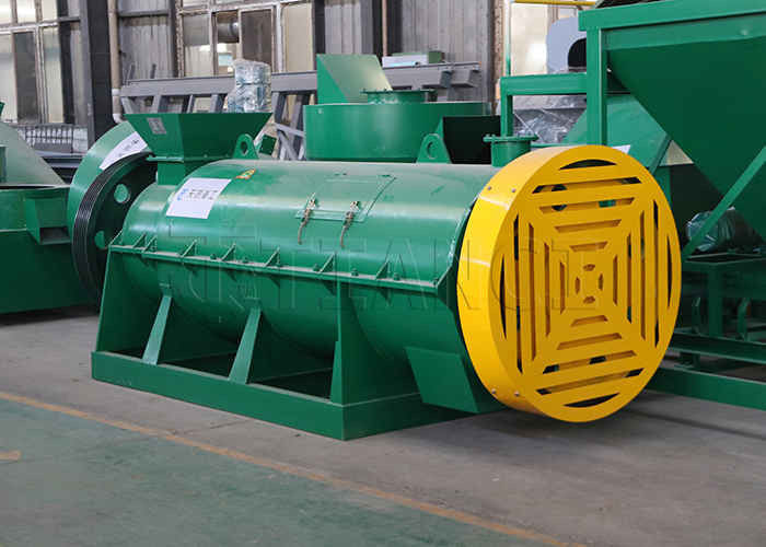 Granulatore per fertilizzanti nella granulazione di materiali organici come fieno, escrementi di cavallo, resti vegetali e acido fulvico