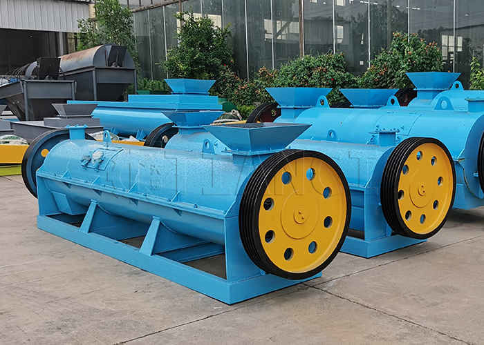 Granulatore per fertilizzanti nella granulazione di materiali organici come fieno, escrementi di cavallo, resti vegetali e acido fulvico