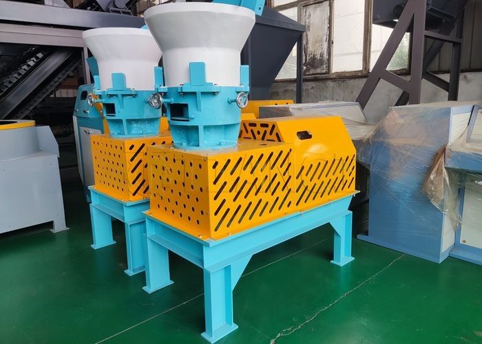 Macchina di pelletizzazione a estrussione a matrici piatte ad alte prestazioni per la produzione ottimizzata di fertilizzanti