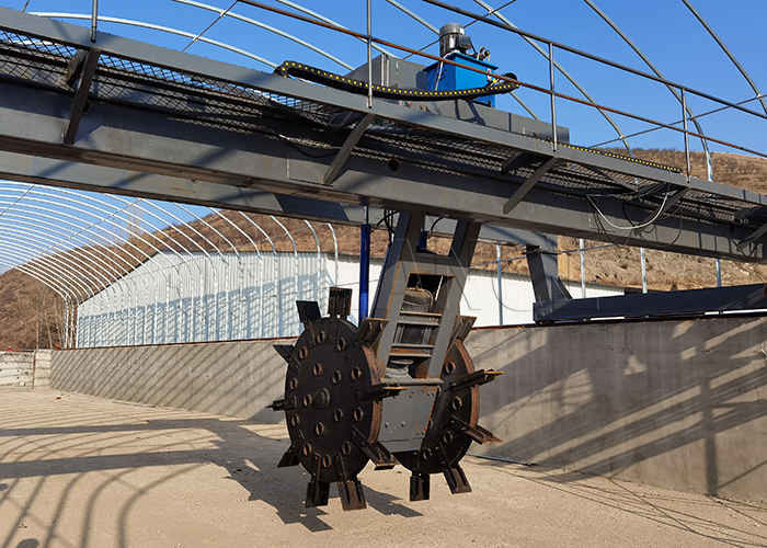 Fermentazione di compost ruota tipo compost turner per letame animale