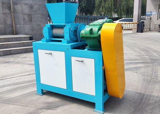 Macchine per la produzione di granuli di letame animale per polli, pecore e suini Granulatore di fertilizzanti organici Granulatore a doppio rullo Granulatore di stampa in vendita